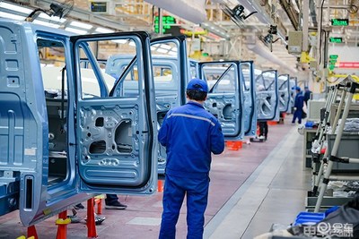 引领商用车新能源技术革新 时代汽车首款半固态电池卡车全景展示